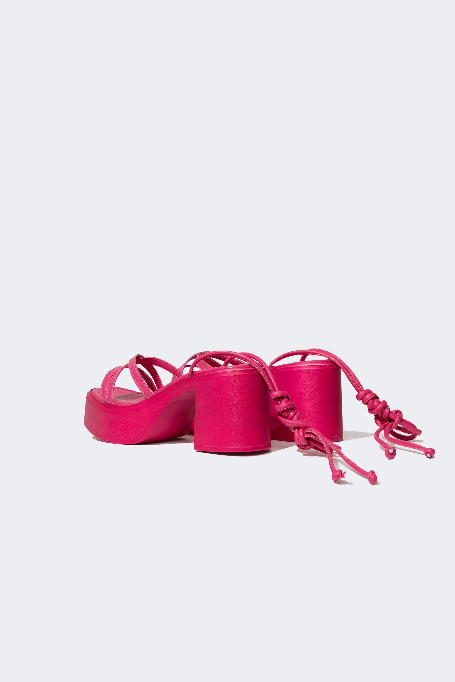 صندل نسائي بكعب سميك