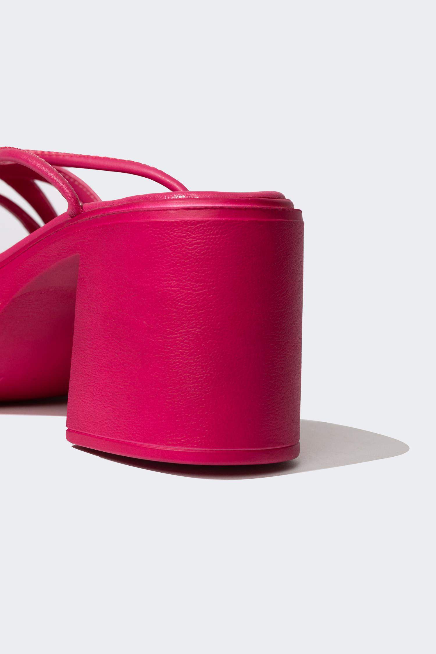 صندل نسائي بكعب سميك