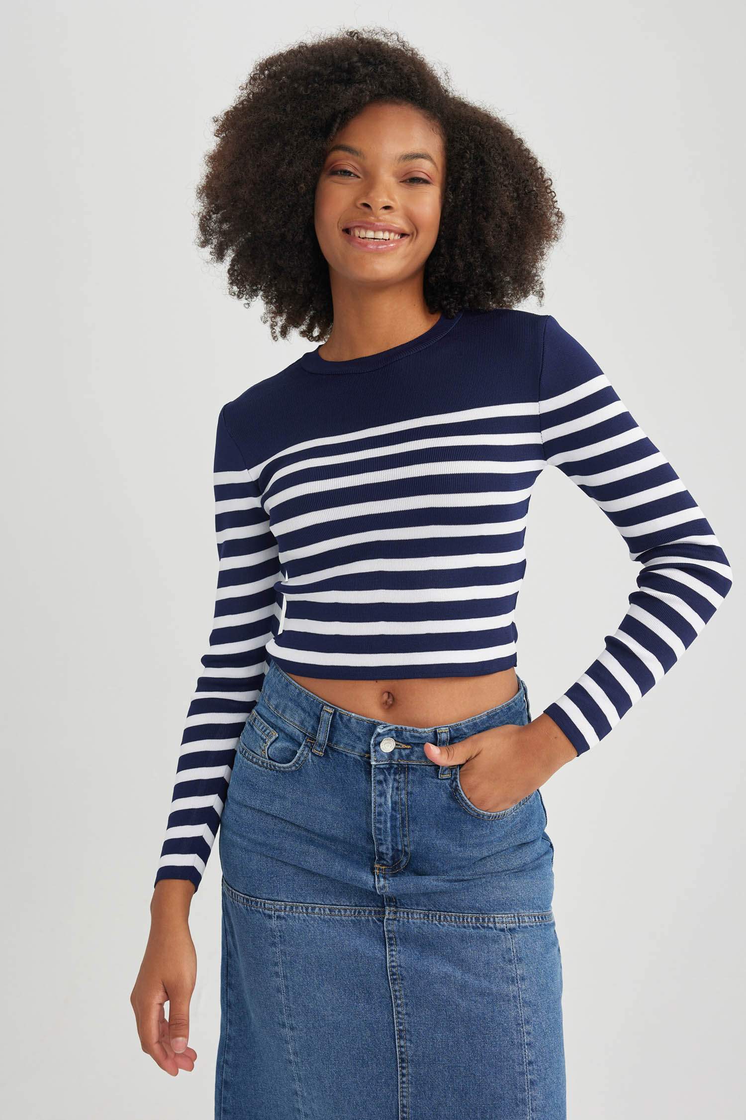 بلوفر مخطط سليم فيت بياقة مستديرة