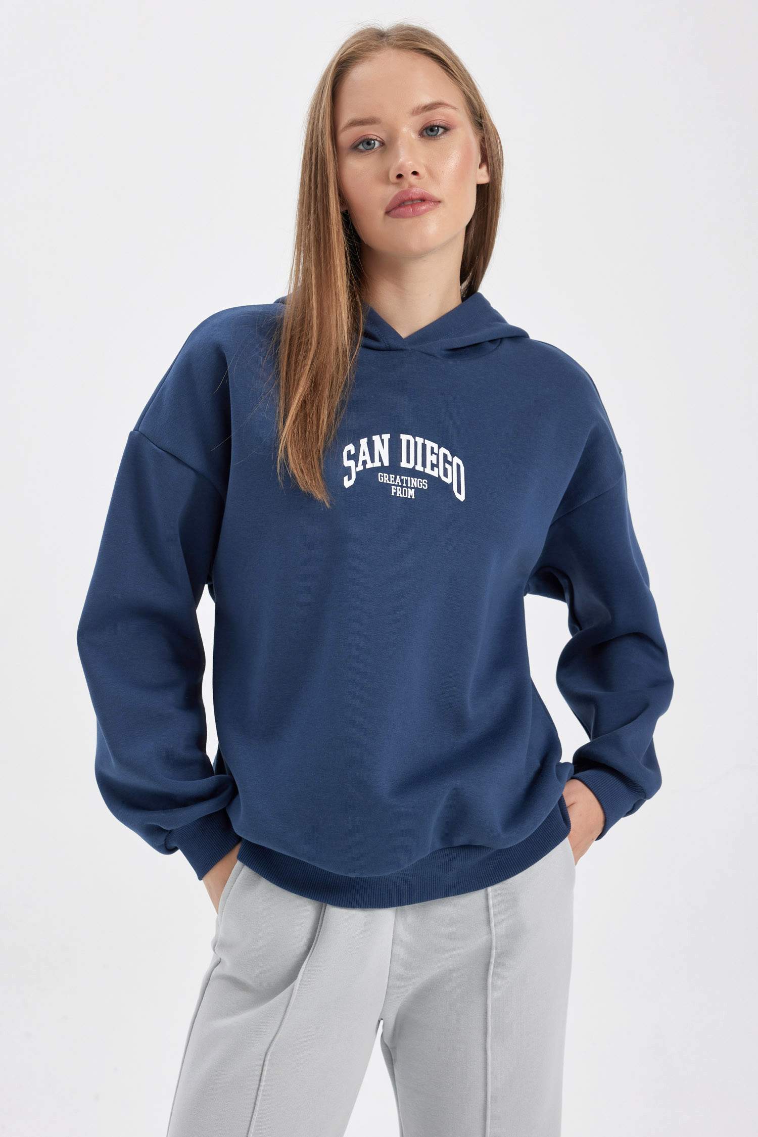 Свитшот оверсайз с капюшоном из плотной ткани для женщин