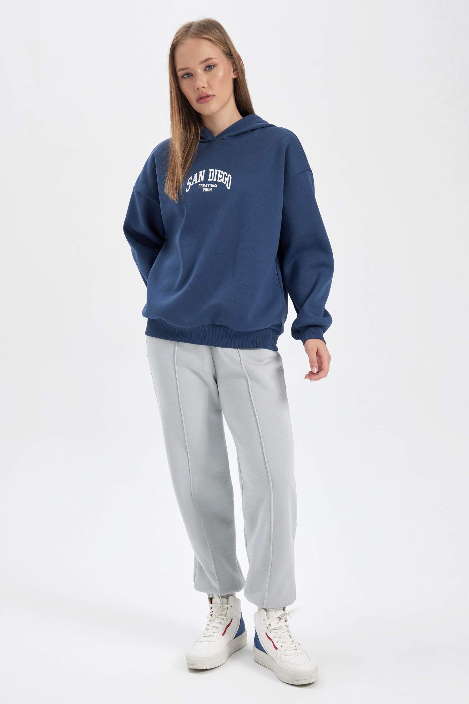 Свитшот оверсайз с капюшоном из плотной ткани для женщин