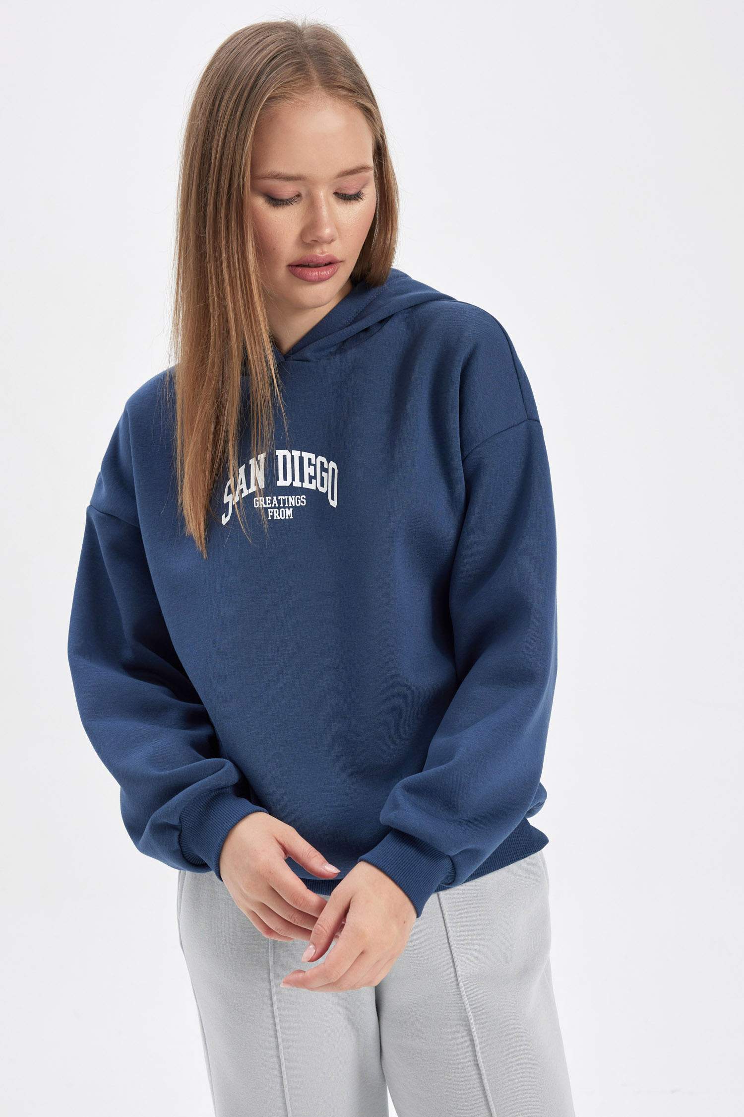 Свитшот оверсайз с капюшоном из плотной ткани для женщин