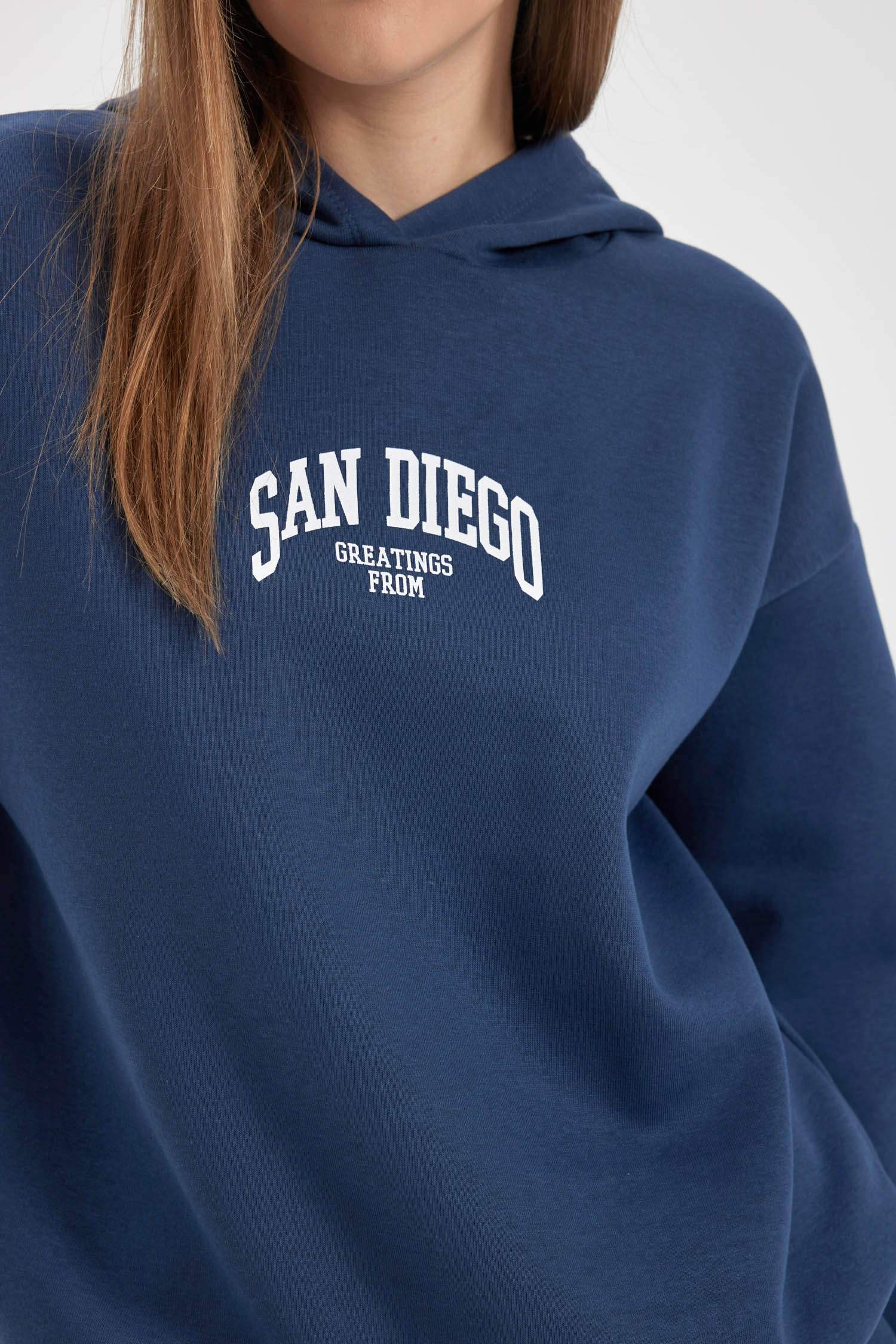 Свитшот оверсайз с капюшоном из плотной ткани для женщин