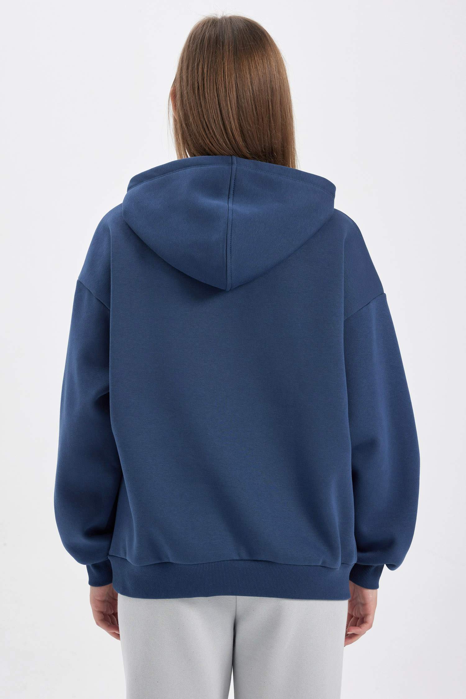 Свитшот оверсайз с капюшоном из плотной ткани для женщин