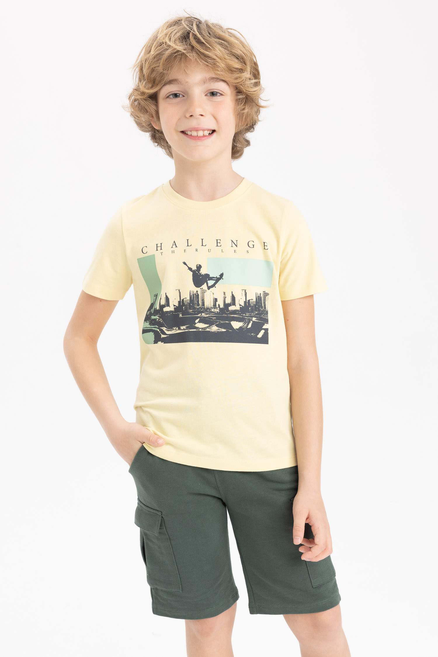 T-Shirt À Manches Courtes İmprimé À Col Rond Et Coupe Standard Pour Garçon