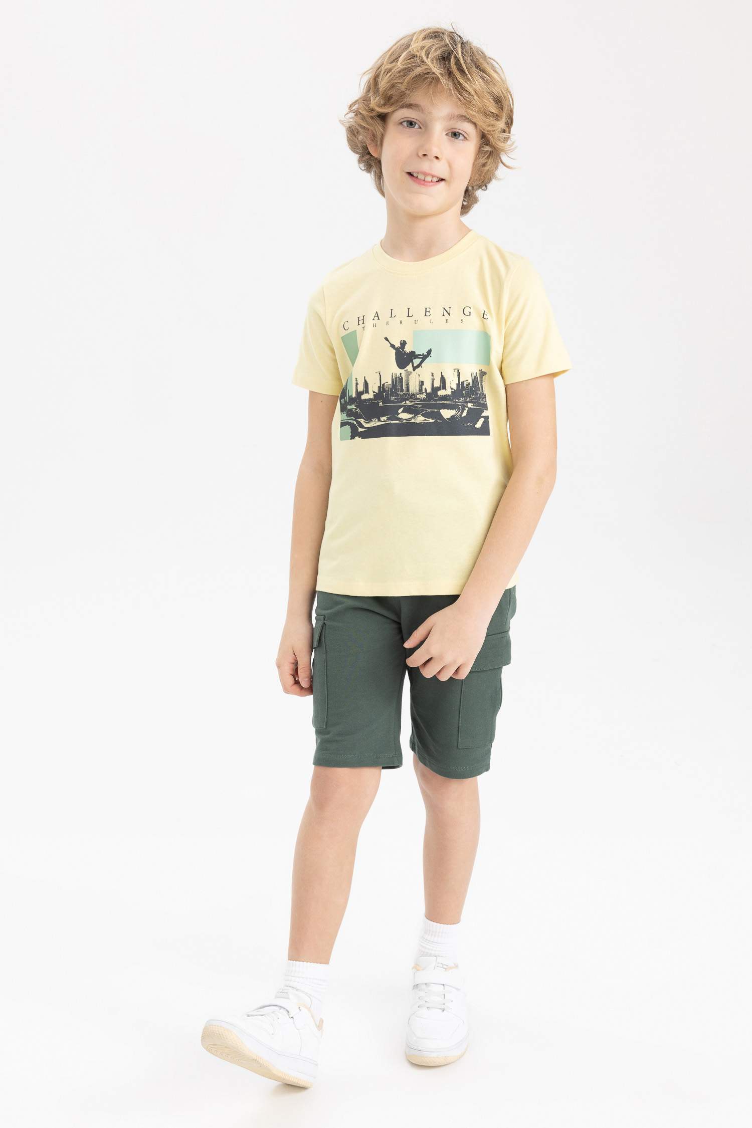 T-Shirt À Manches Courtes İmprimé À Col Rond Et Coupe Standard Pour Garçon