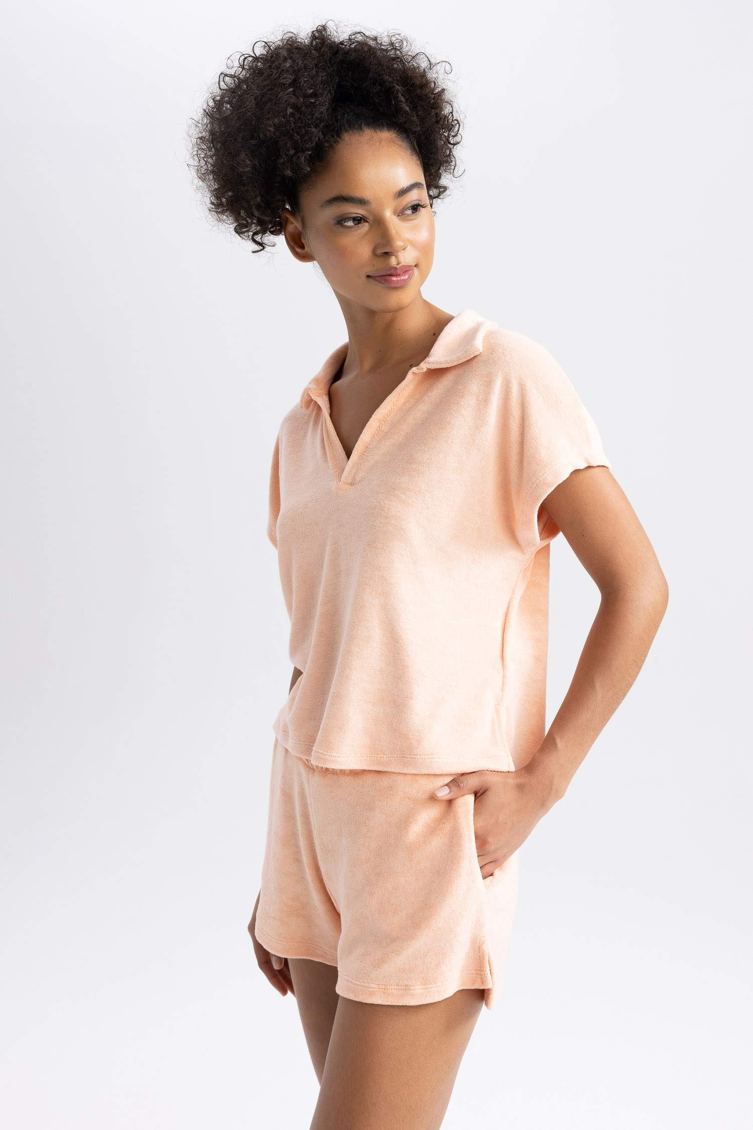 تي شيرت نص كم من قماش المنشفة بياقة بولو