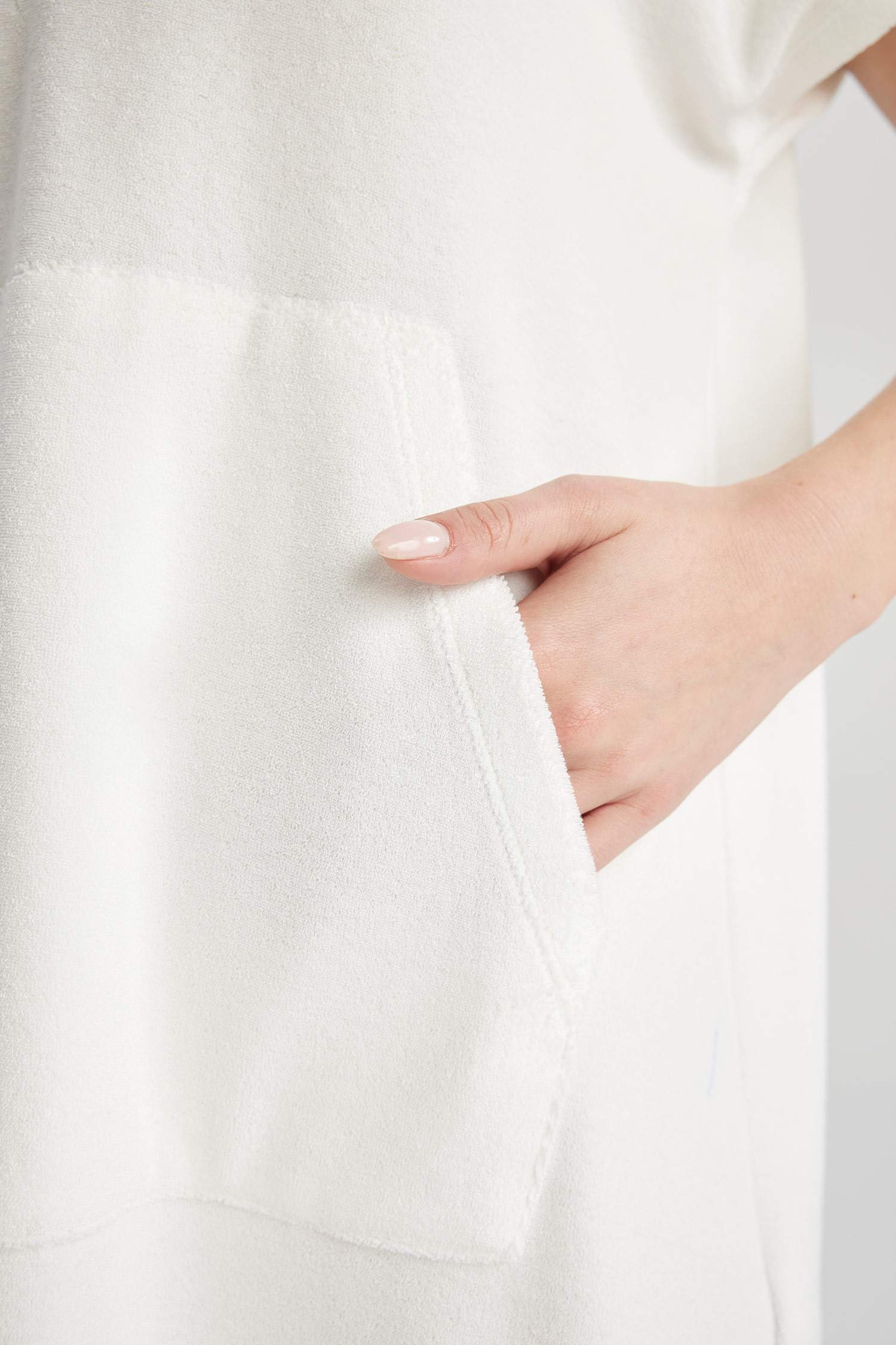 Robe à capuche à manches courtes et coupe standard