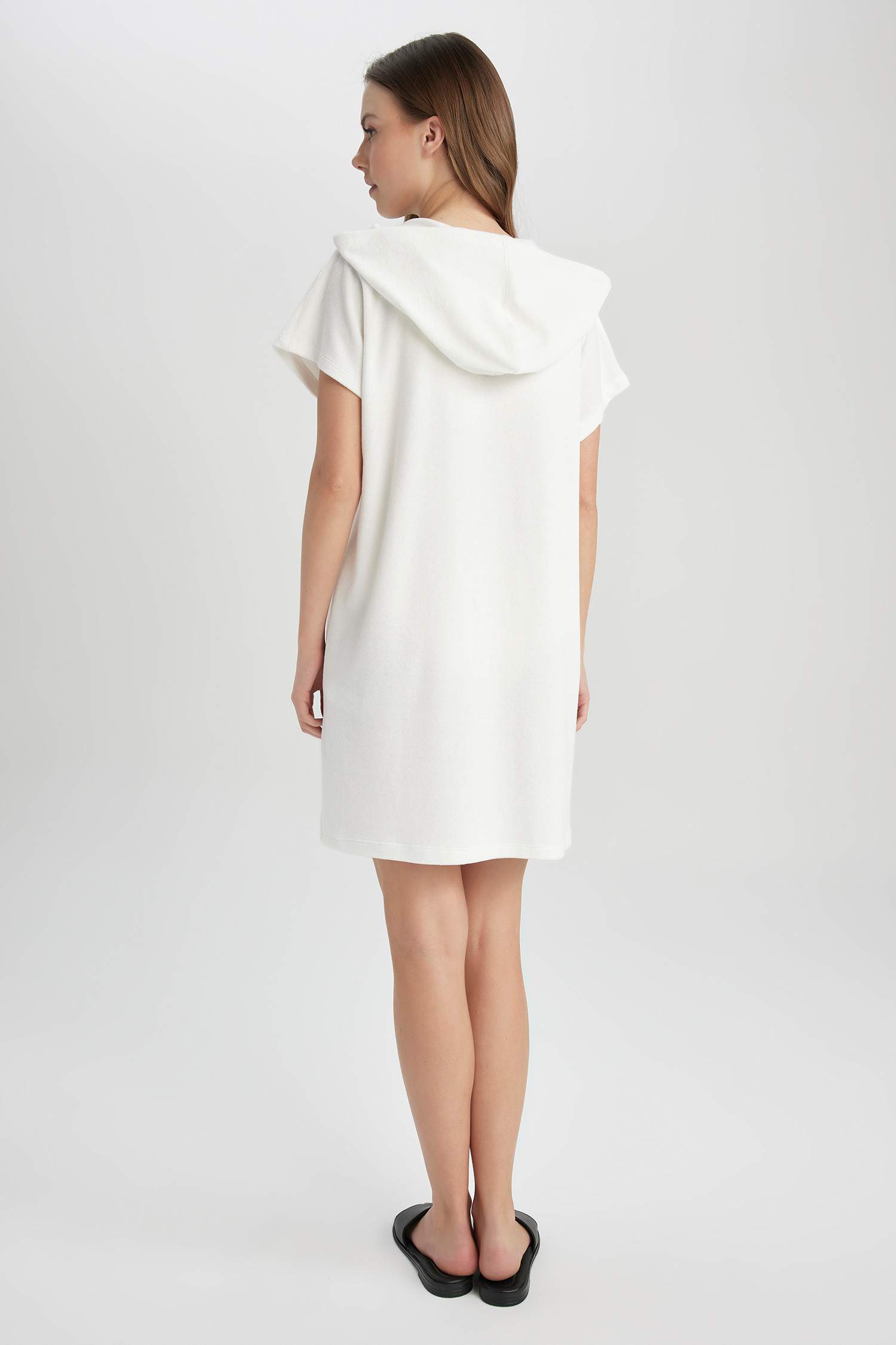 Robe à capuche à manches courtes et coupe standard