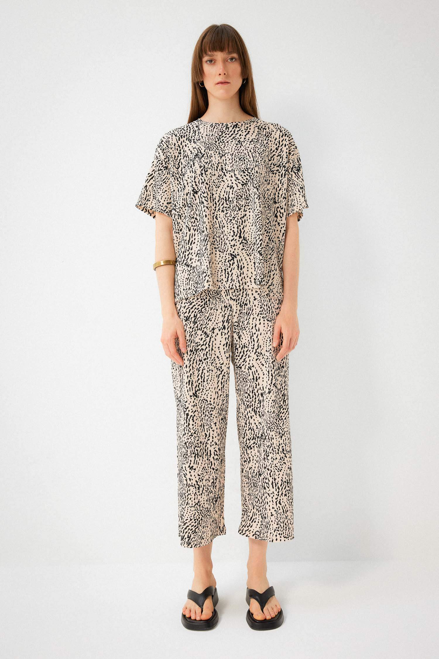 سروال جلد النمر قصة عادية