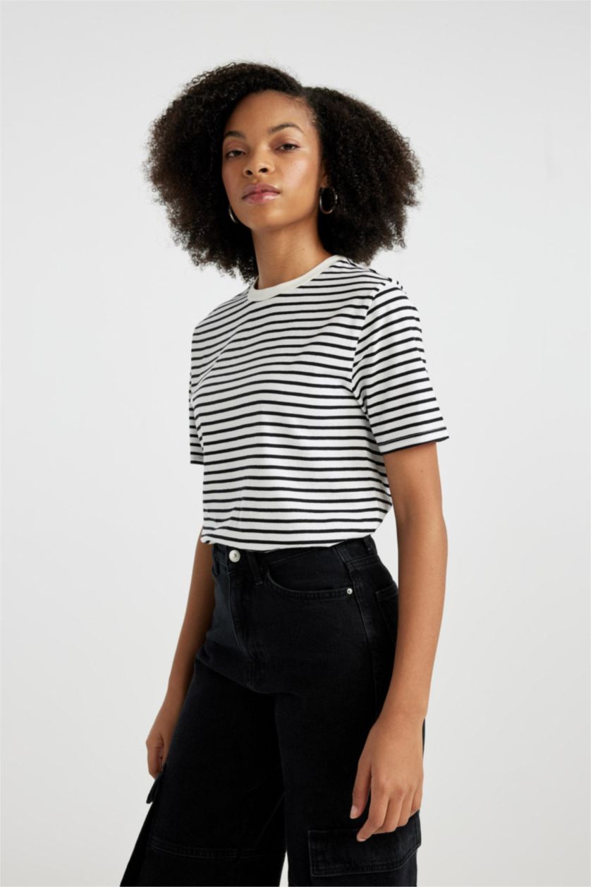 نساء أبيض تي شيرت قطن قصة عادية وياقة مستديرة