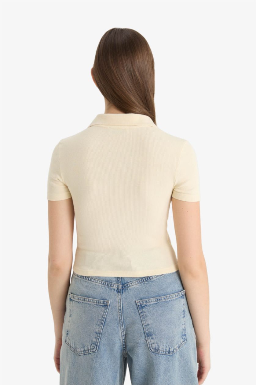 نساء بيج فاتح تيشيرت بولو ضيق مضلع بأكمام قصيرة