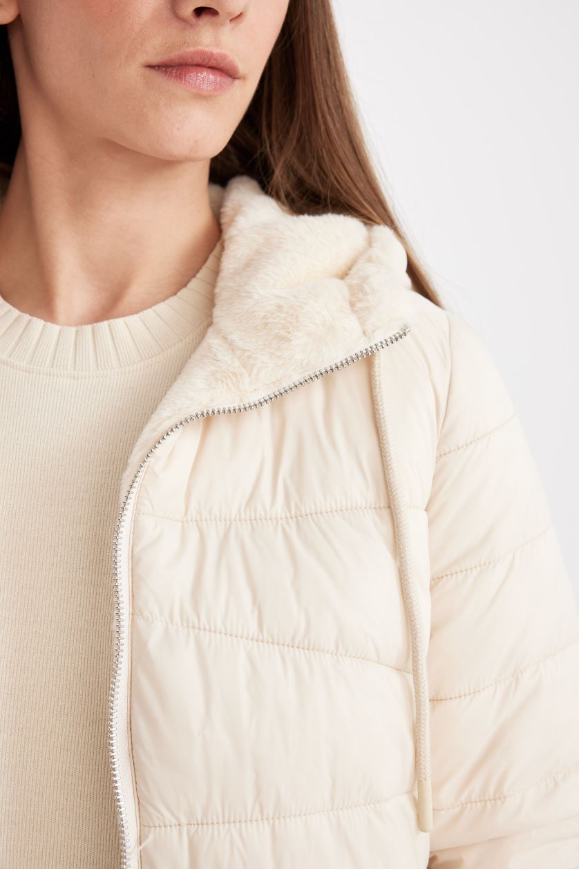 نساء اللون الرملي قمصلة نفخ فرو قصة عادية بغطاء للرأس مقاوم للماء