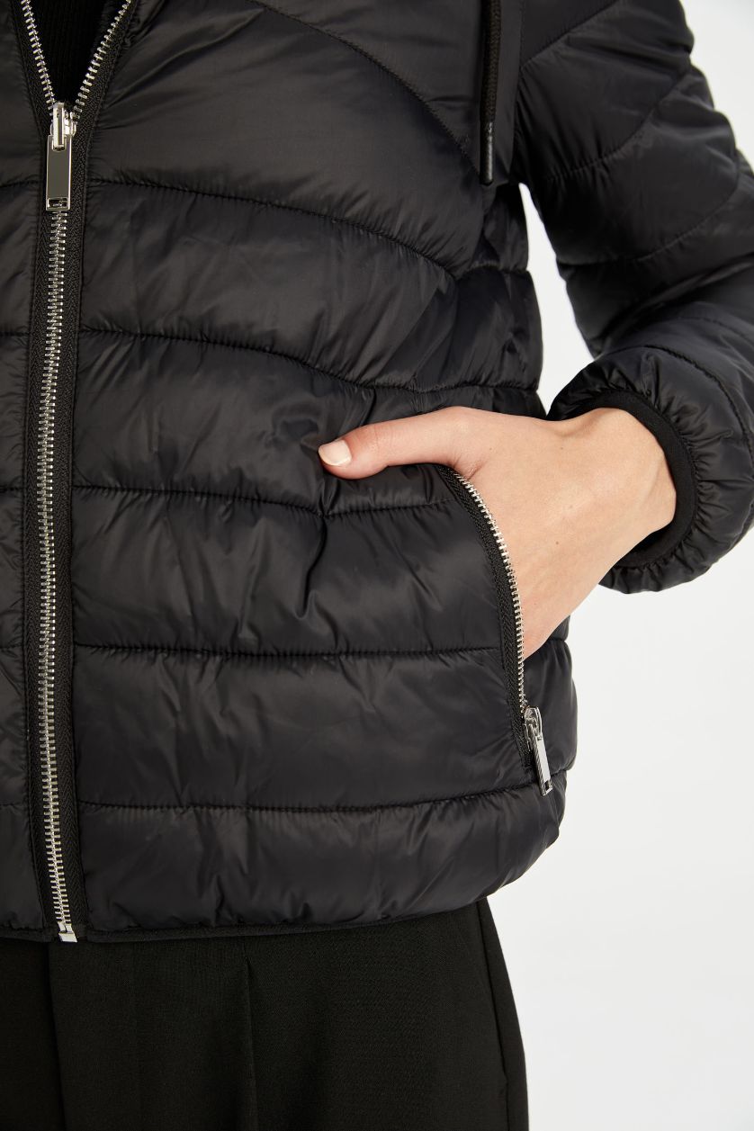 Kadın Siyah Su İtici Şişme Mont Kapüşonlu Çift Taraflı Fermuarlı Cepli Pelüş