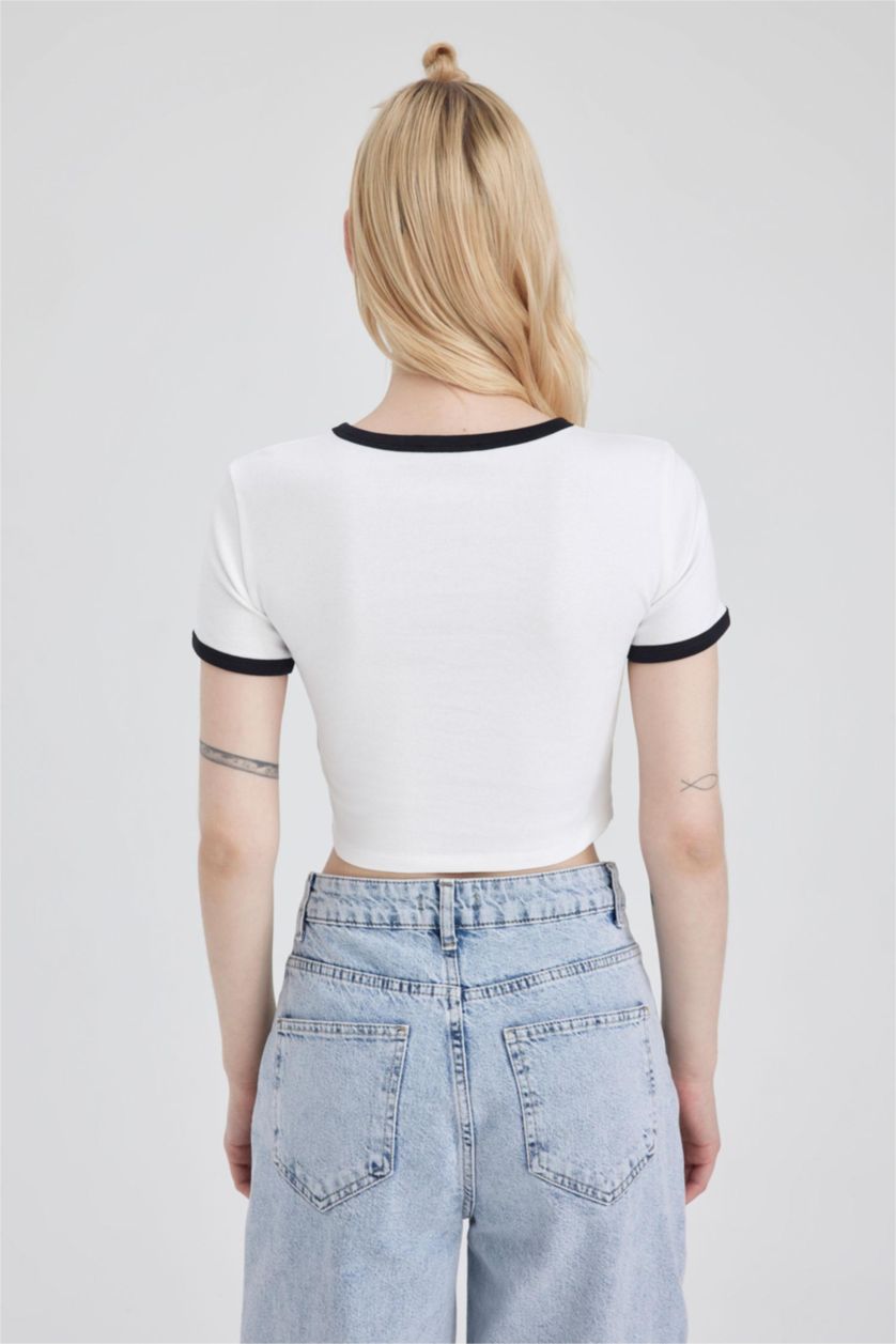 نساء اوف وايت تي شيرت كروب مخصر بياقة مستديرة