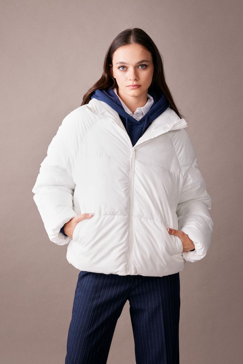 نساء أبيض (000) قمصلة نفخ مبطن بفرو بغطاء للراس مقاوم للماء