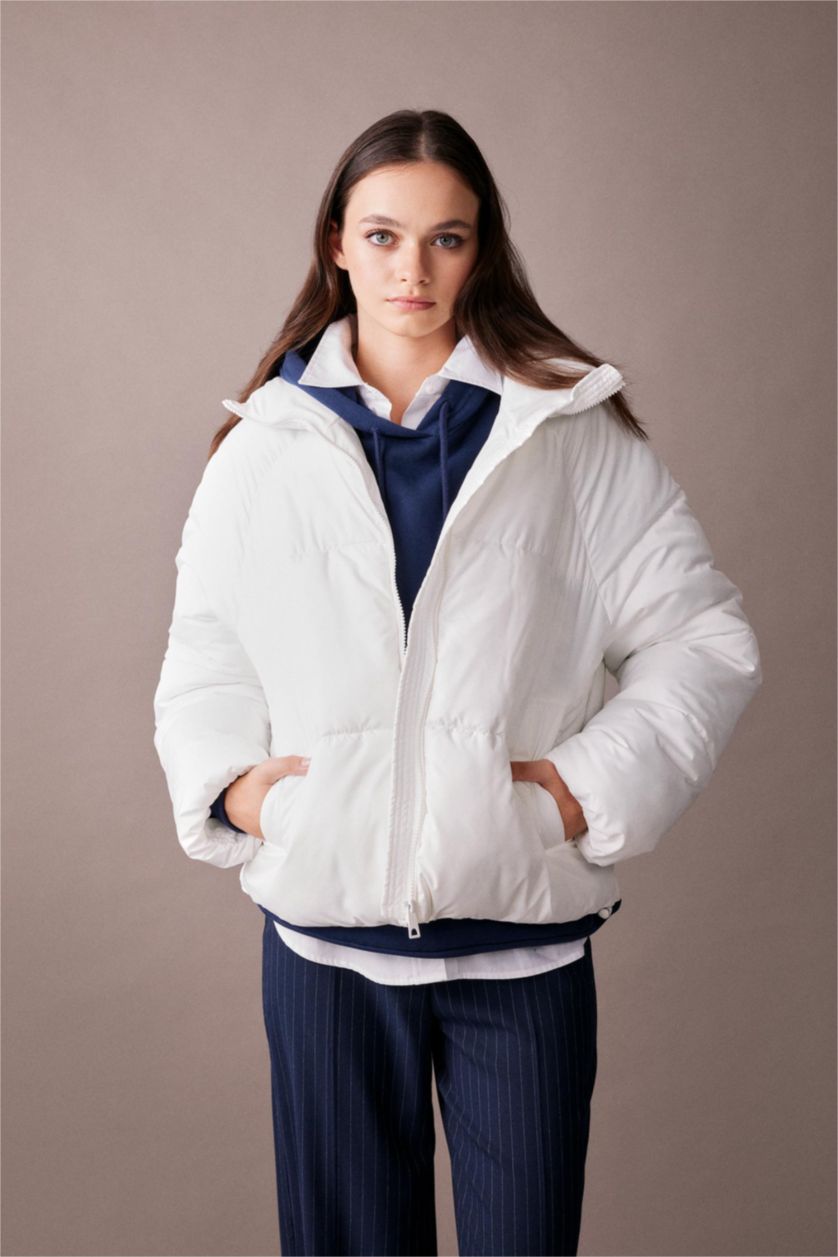 نساء أبيض (000) قمصلة نفخ مبطن بفرو بغطاء للراس مقاوم للماء