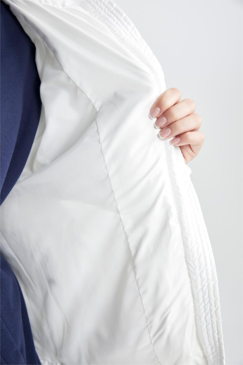 نساء أبيض (000) قمصلة نفخ مبطن بفرو بغطاء للراس مقاوم للماء