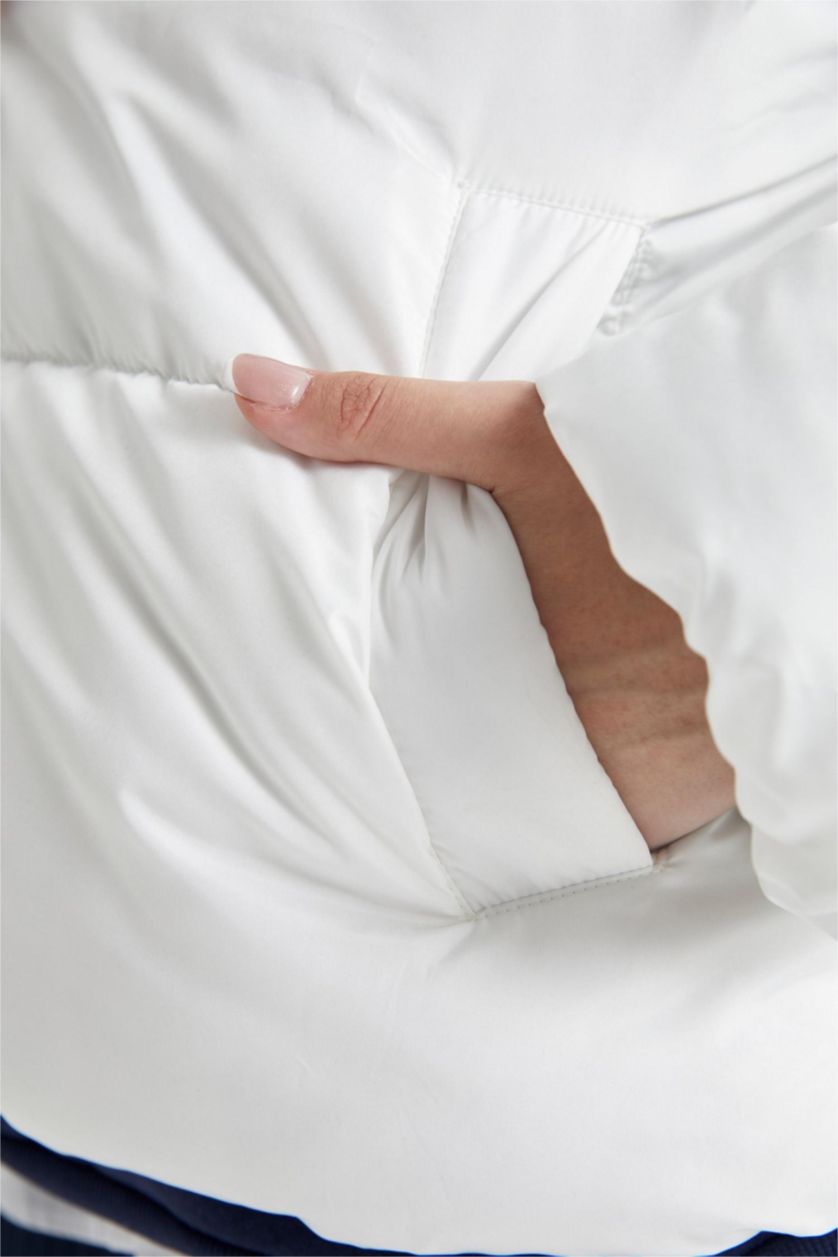 نساء أبيض (000) قمصلة نفخ مبطن بفرو بغطاء للراس مقاوم للماء