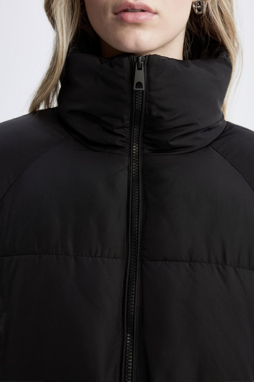 حريمي أسود جاكيت بامب قصة عادية بكابيشون وتر برووف