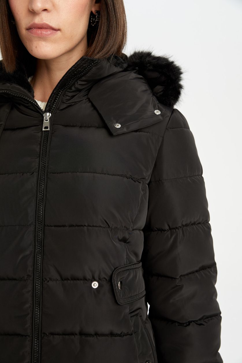 Kadın Siyah Su Geçirmez Hafif Uzun Şişme Mont Çıkarılabilir Suni Kürk Kapüşonlu Kapitoneli Fermuar Çıtçıtlı Cepli