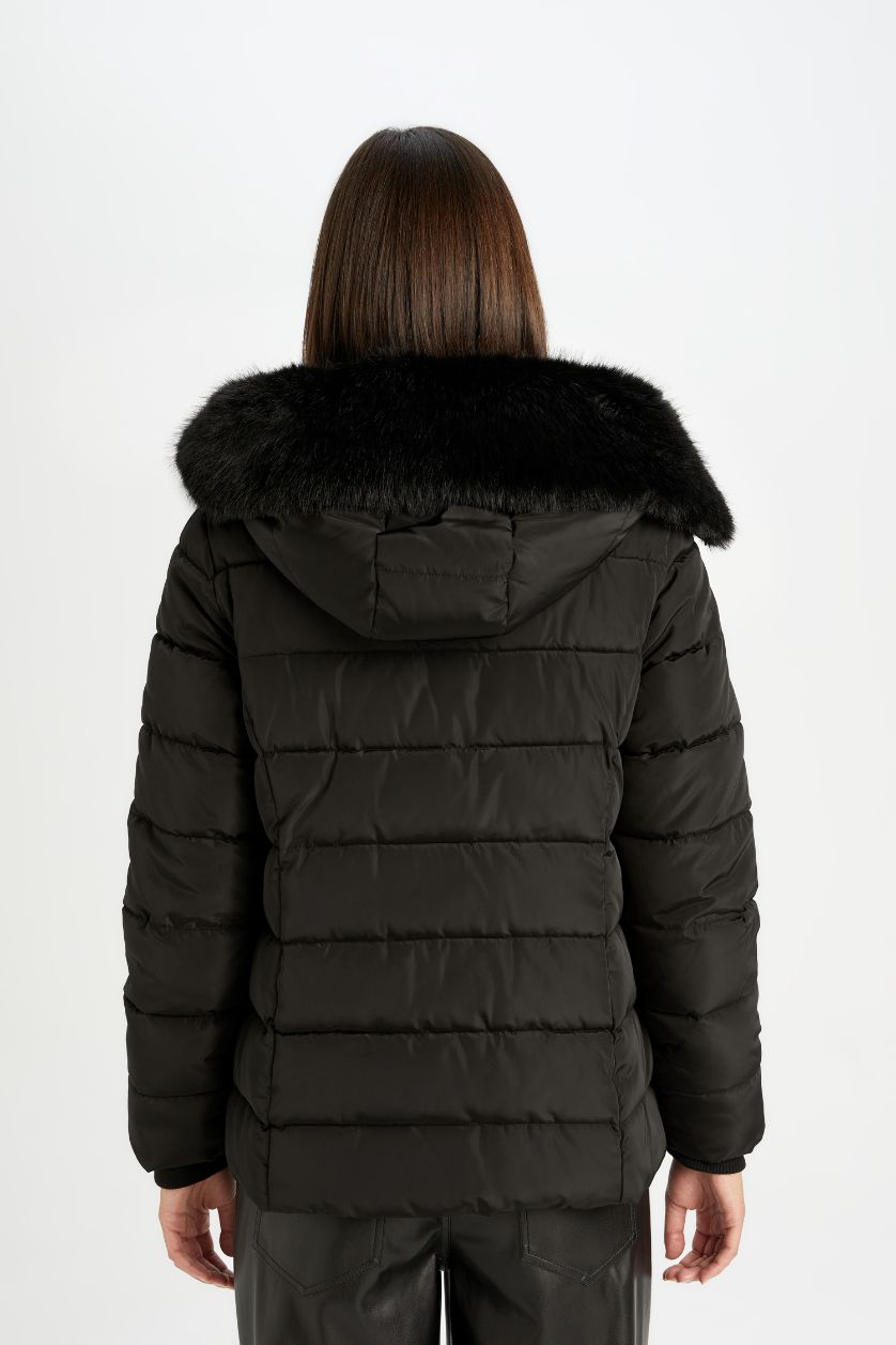 Kadın Siyah Su Geçirmez Hafif Uzun Şişme Mont Çıkarılabilir Suni Kürk Kapüşonlu Kapitoneli Fermuar Çıtçıtlı Cepli