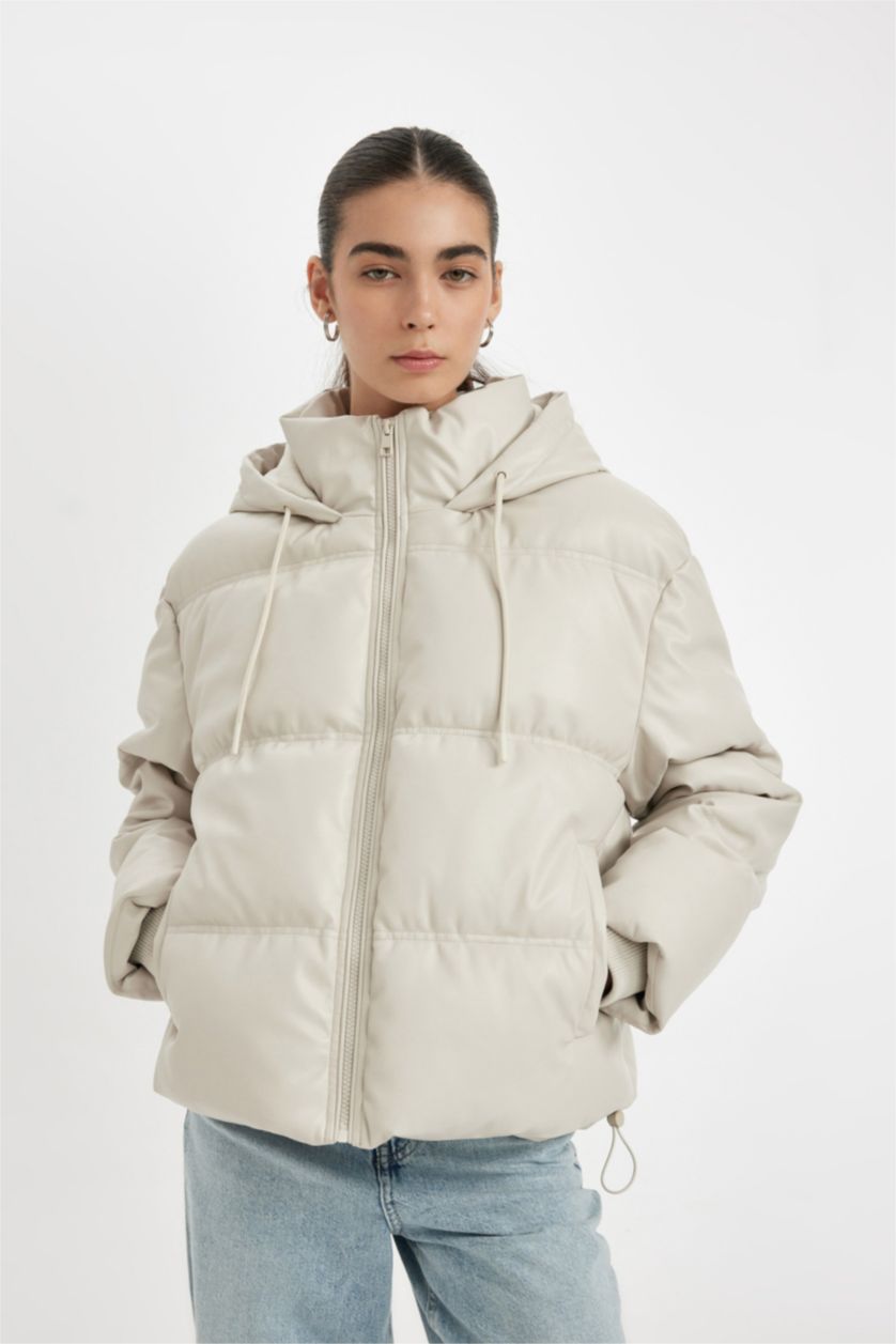 Kadın Ekru Su İtici Regular Kalıp Kapüşonlu İçi Polarlı Fermuarlı Cepli Suni Deri Mont
