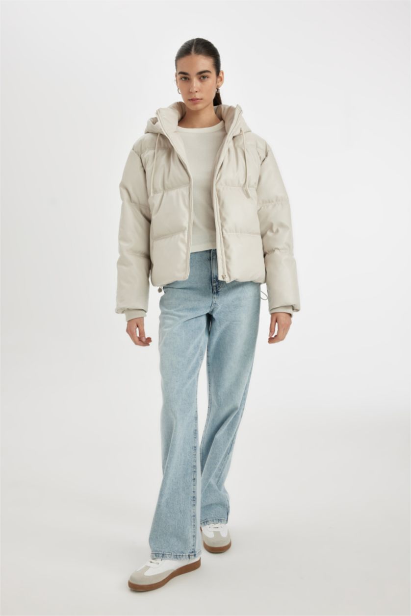 Kadın Ekru Su İtici Regular Kalıp Kapüşonlu İçi Polarlı Fermuarlı Cepli Suni Deri Mont