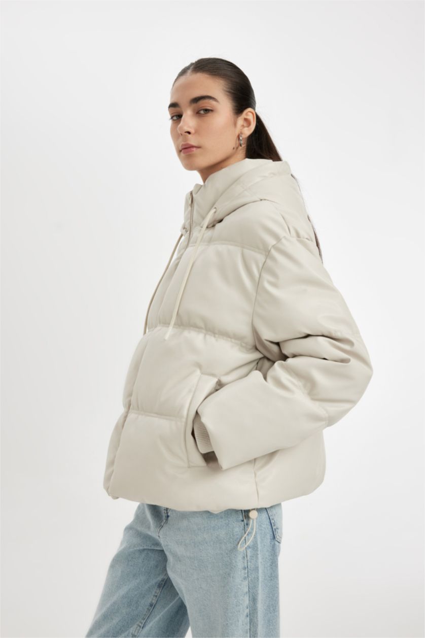 Kadın Ekru Su İtici Regular Kalıp Kapüşonlu İçi Polarlı Fermuarlı Cepli Suni Deri Mont
