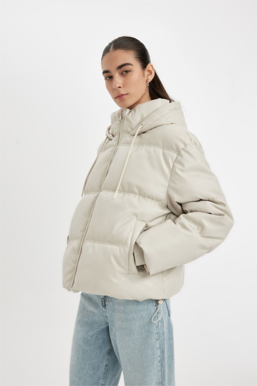 Kadın Ekru Su İtici Regular Kalıp Kapüşonlu İçi Polarlı Fermuarlı Cepli Suni Deri Mont
