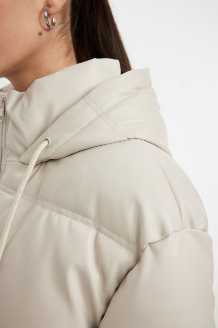 Kadın Ekru Su İtici Regular Kalıp Kapüşonlu İçi Polarlı Fermuarlı Cepli Suni Deri Mont