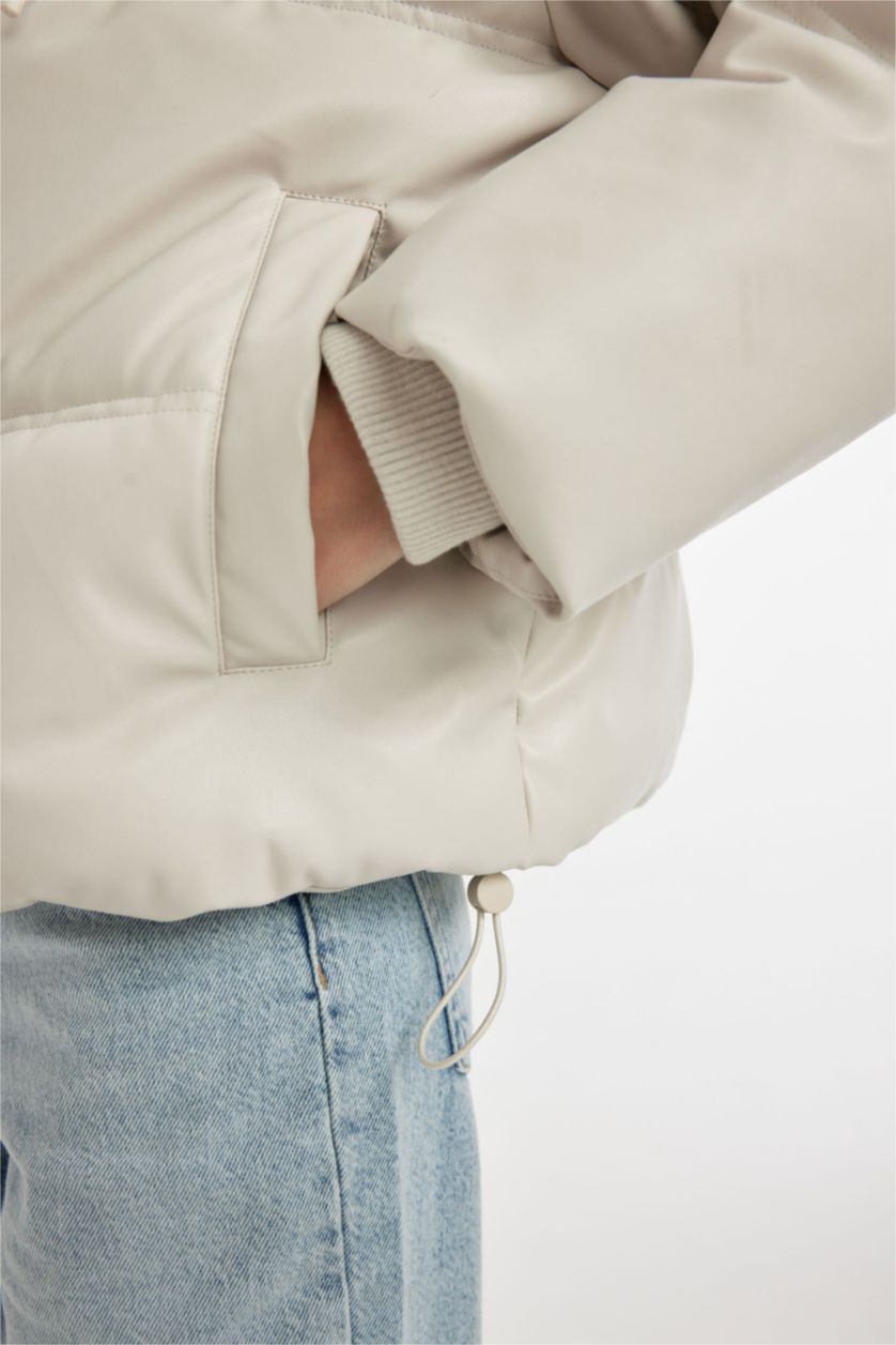 Kadın Ekru Su İtici Regular Kalıp Kapüşonlu İçi Polarlı Fermuarlı Cepli Suni Deri Mont