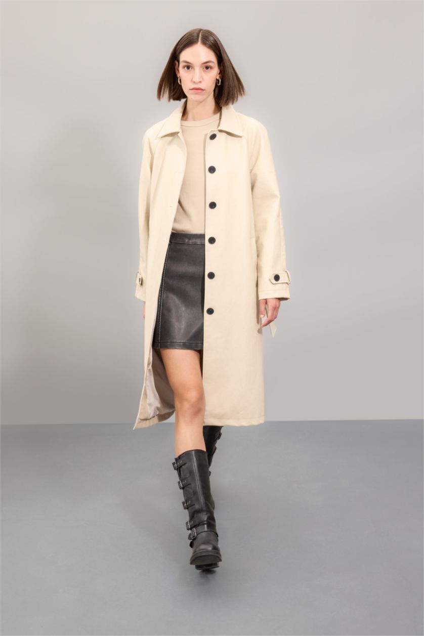Kadın Ekru Su İtici Gömlek Yaka Düğme Kapamalı Cepli Rüzgarlık Detaylı Apoletli Uzun Suni Deri Trençkot