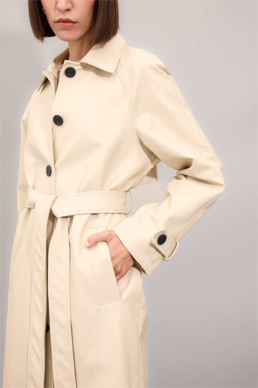 Kadın Ekru Su İtici Gömlek Yaka Düğme Kapamalı Cepli Rüzgarlık Detaylı Apoletli Uzun Suni Deri Trençkot
