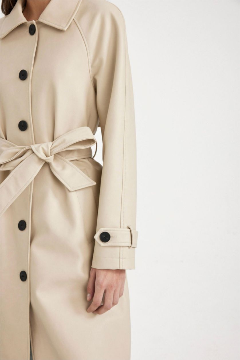 Kadın Ekru Su İtici Gömlek Yaka Düğme Kapamalı Cepli Rüzgarlık Detaylı Apoletli Uzun Suni Deri Trençkot