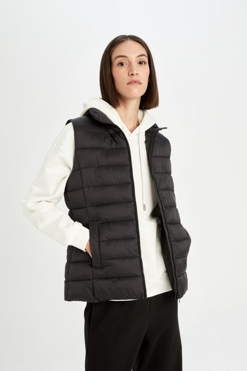 Kadın Siyah Su Geçirmez Dik Yaka Kapitoneli Fermuarlı Cepli Mevsimlik Şişme Yelek