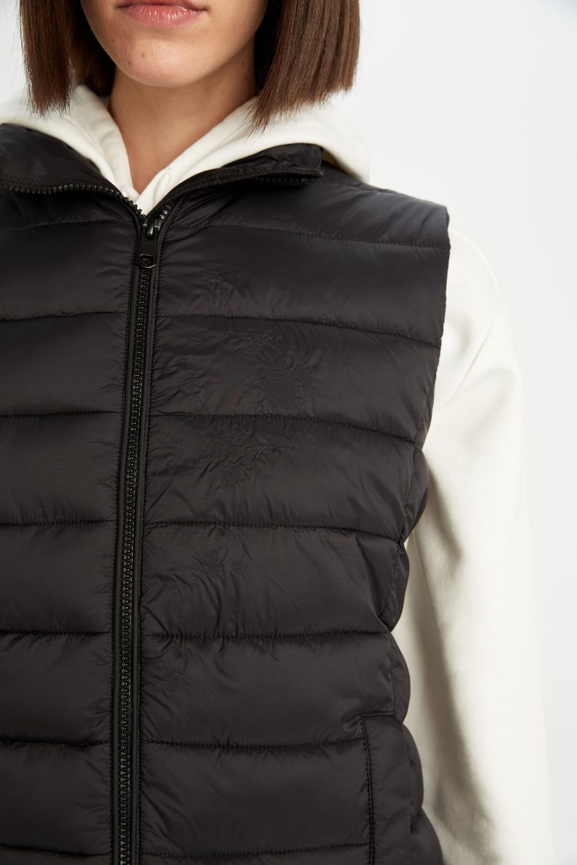 Kadın Siyah Su Geçirmez Dik Yaka Kapitoneli Fermuarlı Cepli Mevsimlik Şişme Yelek