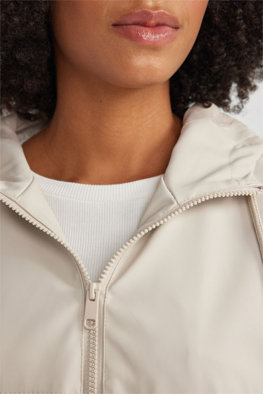 Kadın Kum Su İtici Regular Kalıp Kapüşonlu Fermuarlı Kısa Yağmurluk