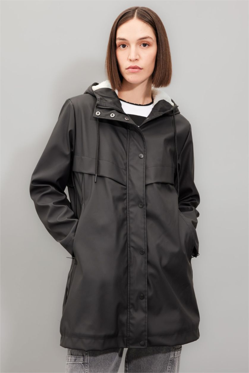 Kadın Siyah Su Geçirmez Uzun Yağmurluk Polar Astarlı Kapüşonlu Fermuarlı Çıtçıtlı Cepli Mevsimlik Suni Deri