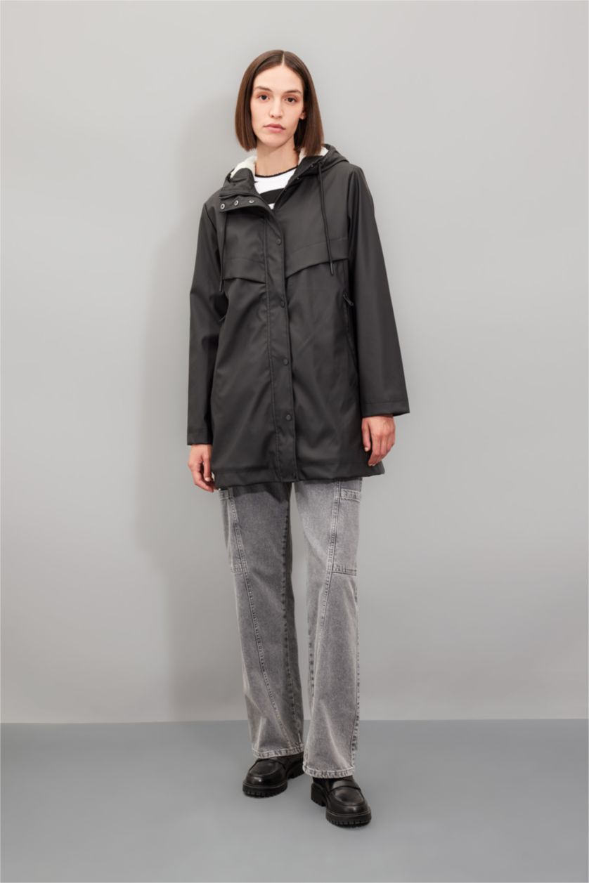 Kadın Siyah Su Geçirmez Uzun Yağmurluk Polar Astarlı Kapüşonlu Fermuarlı Çıtçıtlı Cepli Mevsimlik Suni Deri