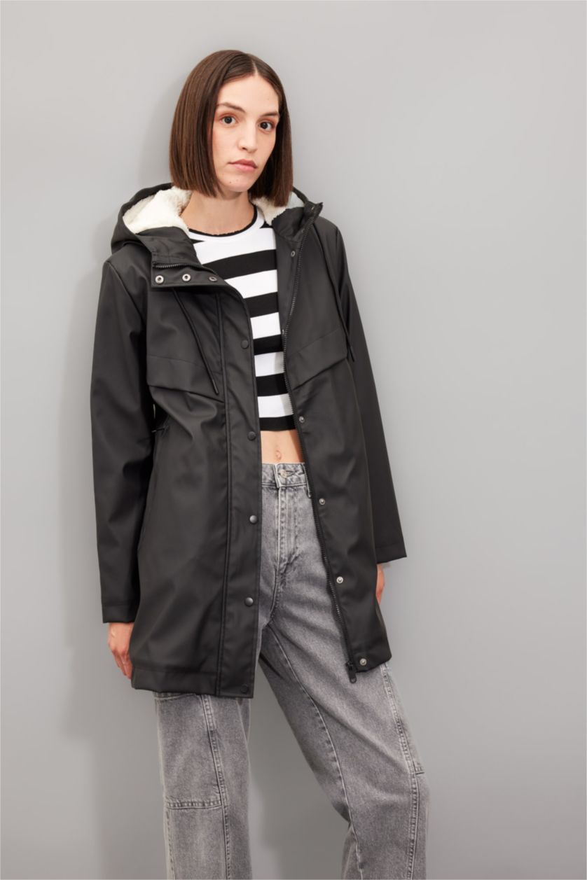 Kadın Siyah Su Geçirmez Uzun Yağmurluk Polar Astarlı Kapüşonlu Fermuarlı Çıtçıtlı Cepli Mevsimlik Suni Deri