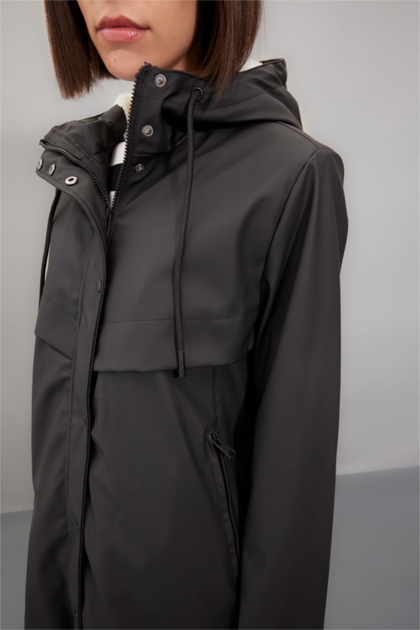 Kadın Siyah Su Geçirmez Uzun Yağmurluk Polar Astarlı Kapüşonlu Fermuarlı Çıtçıtlı Cepli Mevsimlik Suni Deri