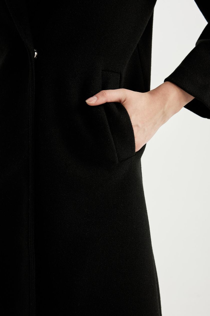 Kadın Siyah Regular Fit Kruvaze Yaka Çıtçıtlı Cepli Uzun Kaşe Kaban