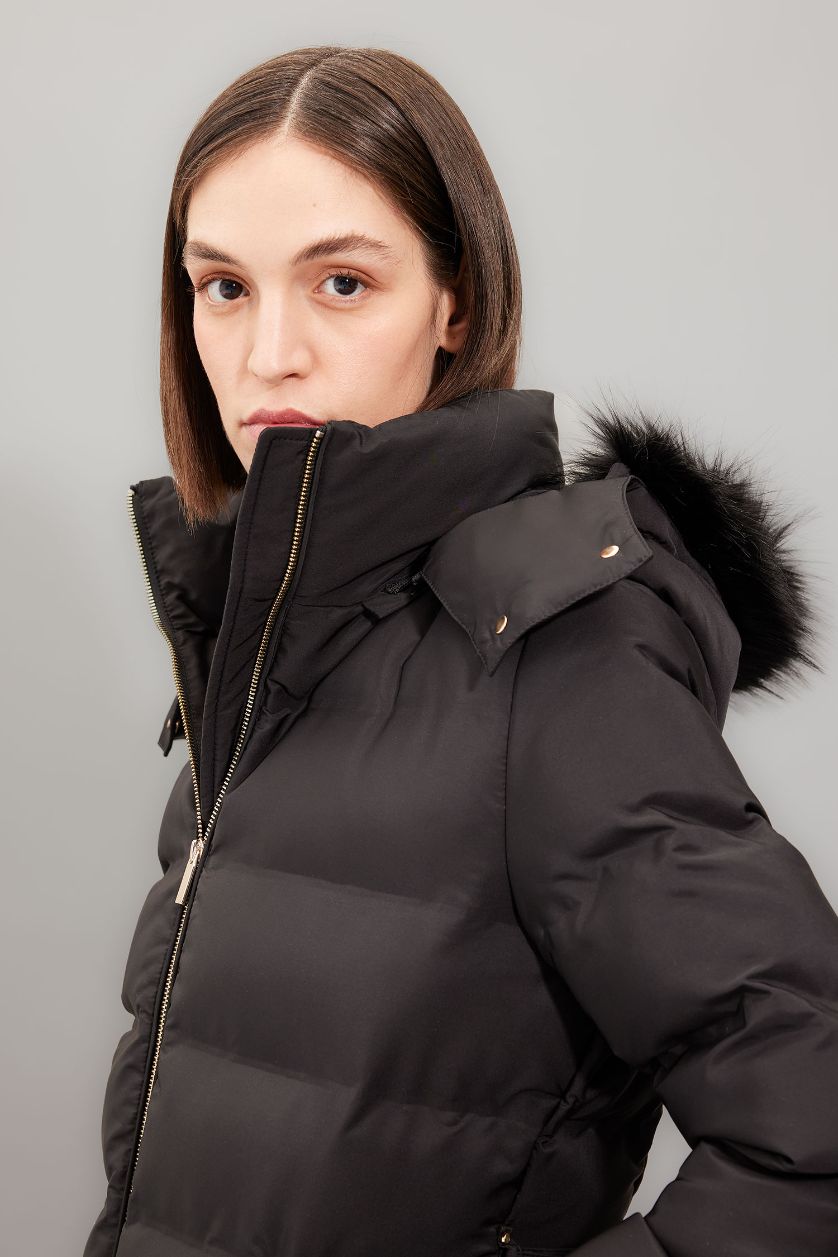 Kadın Siyah Su Geçirmez Uzun Mont Parka Isı Yalıtımlı Kemerli Kapüşonlu Suni Kürklü Hafif