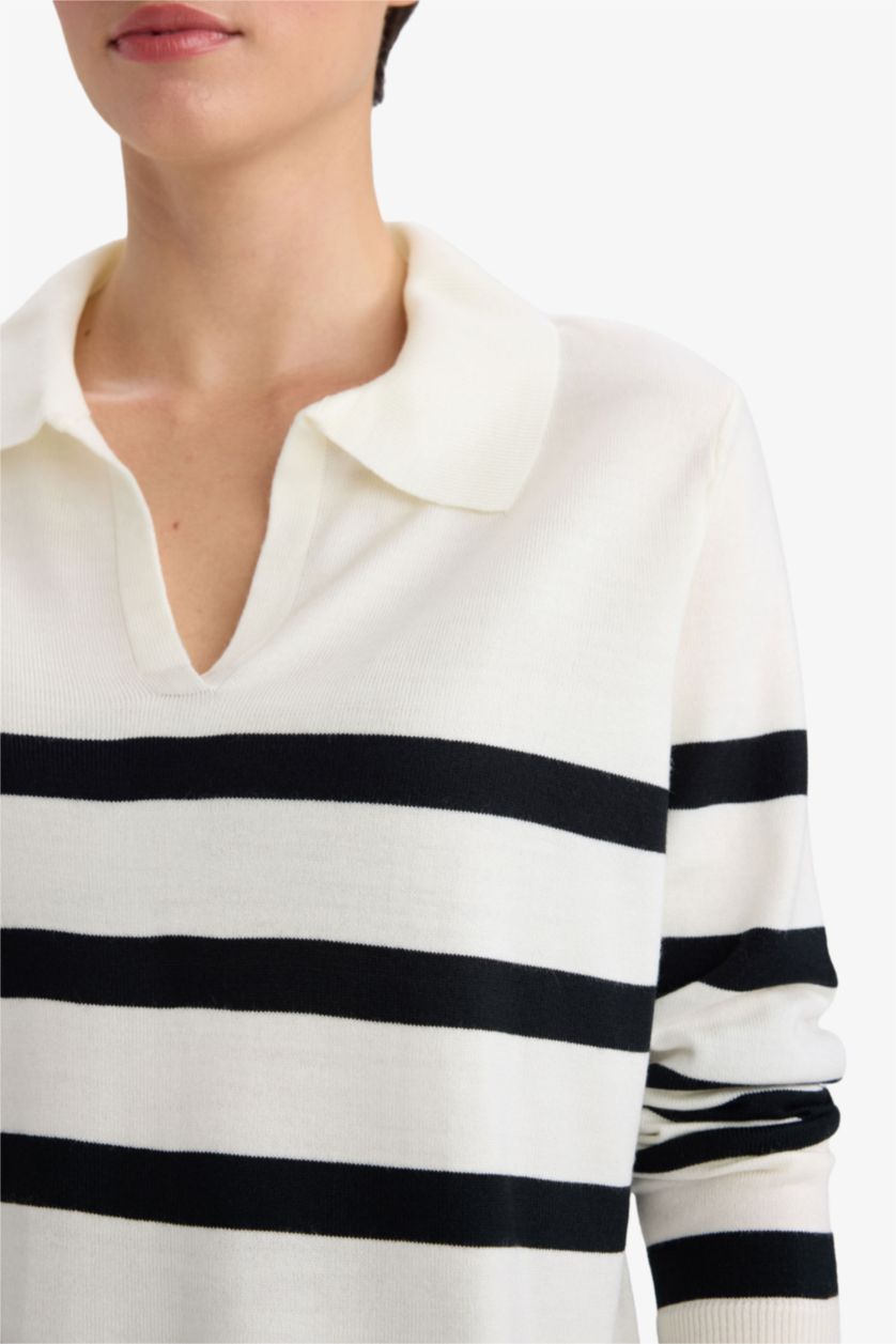 حريمي بيج فاتح بلوفر مخطط قصة عادية بياقة بولو