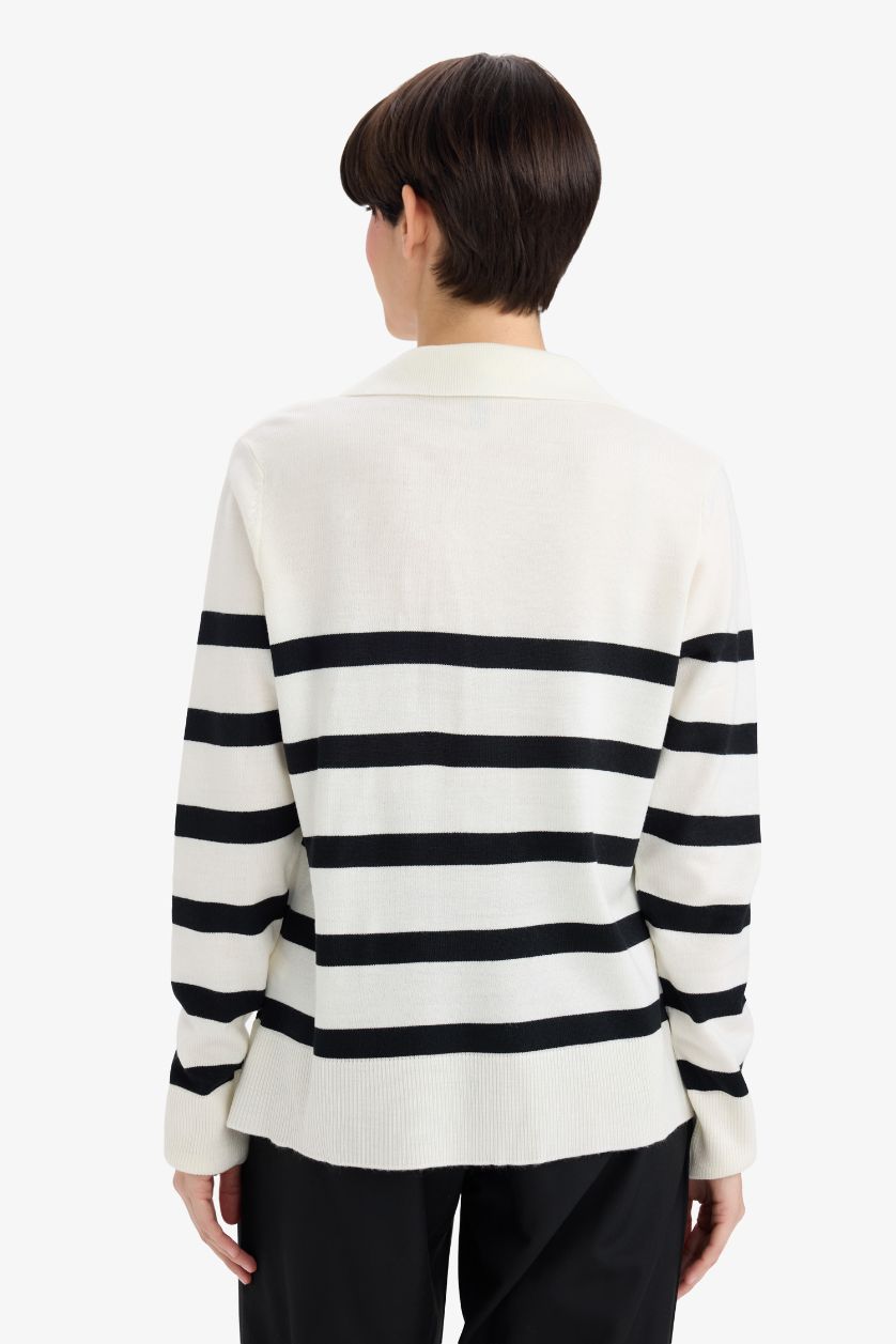 حريمي بيج فاتح بلوفر مخطط قصة عادية بياقة بولو