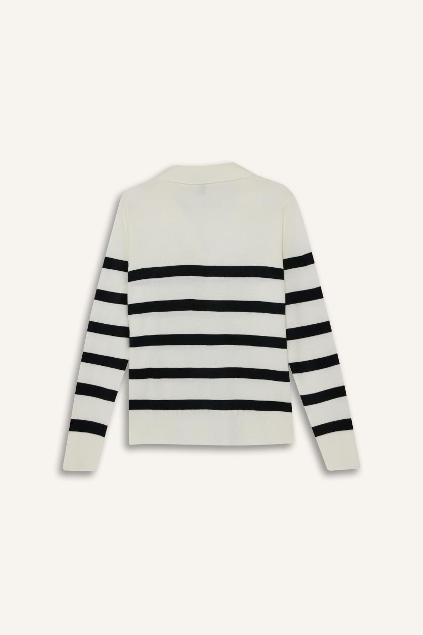 حريمي بيج فاتح بلوفر مخطط قصة عادية بياقة بولو