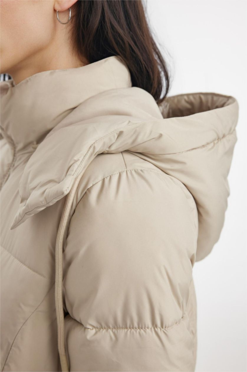 Kadın Bej Puffer Şişme Uzun Mont Parka Su İtici Regular Kalıp Çıkarılabilir Kapüşonlu