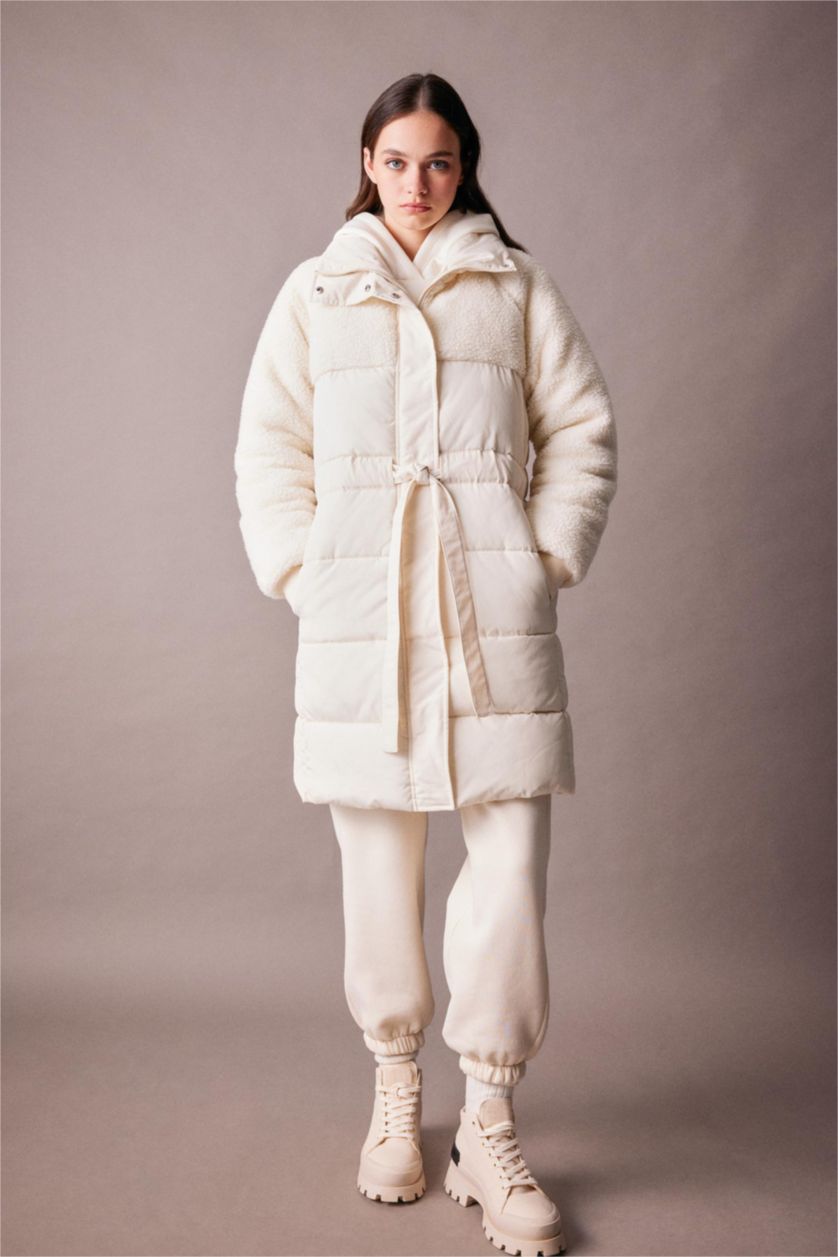 Kadın Kum Oversize Geniş Kalıp Kolları Suni Kürk Detaylı Kapitoneli Cepli Kemerli Uzun Şişme Mont Parka