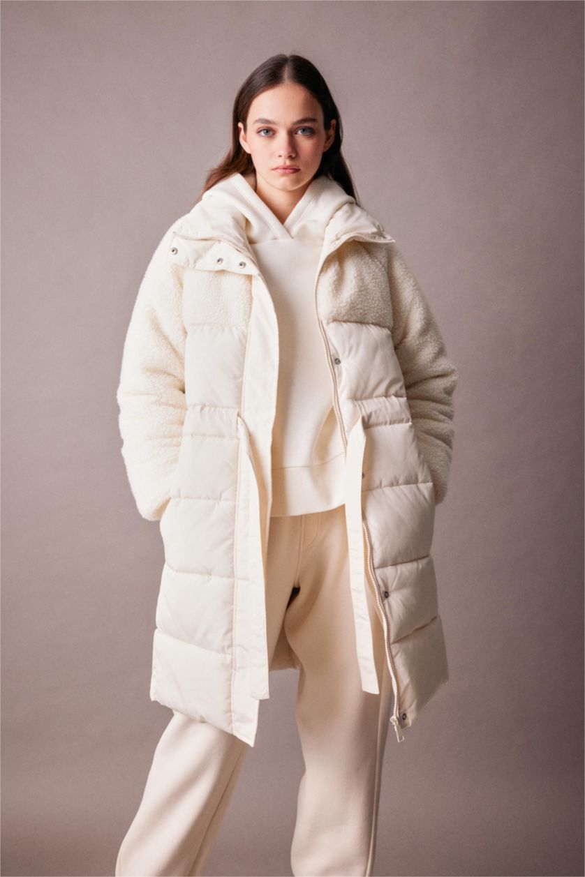 Kadın Kum Oversize Geniş Kalıp Kolları Suni Kürk Detaylı Kapitoneli Cepli Kemerli Uzun Şişme Mont Parka